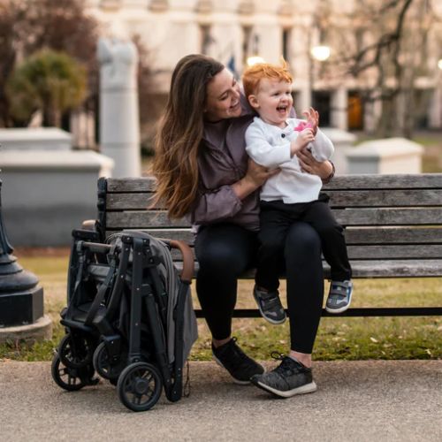 Uppababy Minu V2 plegado con una sola mano, listo para almacenamiento.